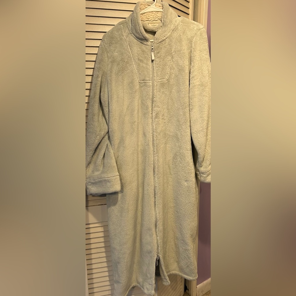Cozy Light Soft Fleece Gray LL BEAN Zippered Bathrobe. Women’s Size L.